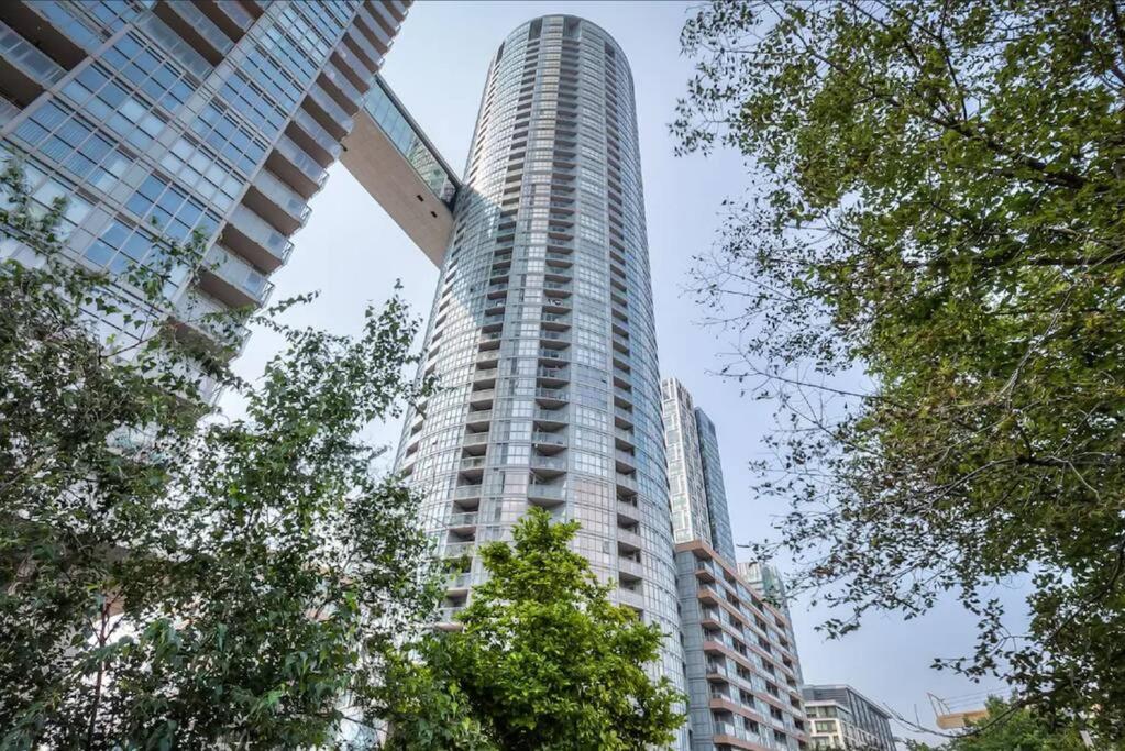 Lush Condo By Cntower - Free Parking Торонто Экстерьер фото