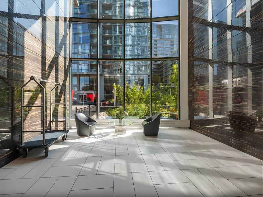 Lush Condo By Cntower - Free Parking Торонто Экстерьер фото