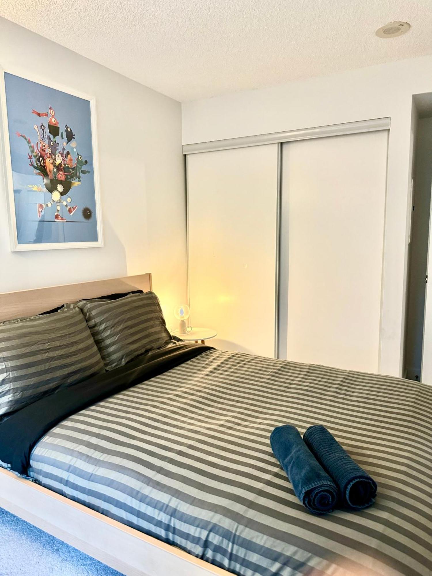 Lush Condo By Cntower - Free Parking Торонто Экстерьер фото
