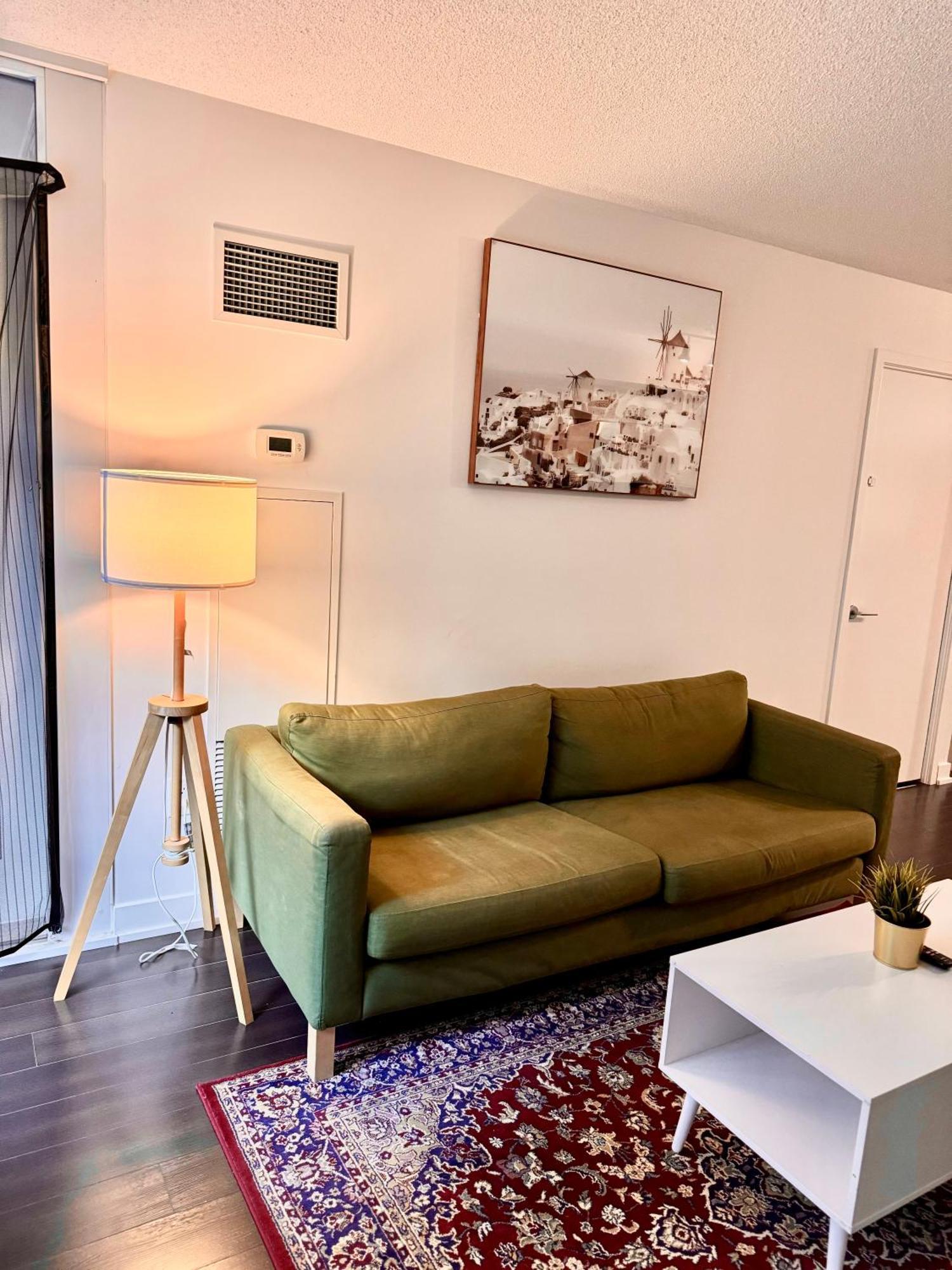Lush Condo By Cntower - Free Parking Торонто Экстерьер фото